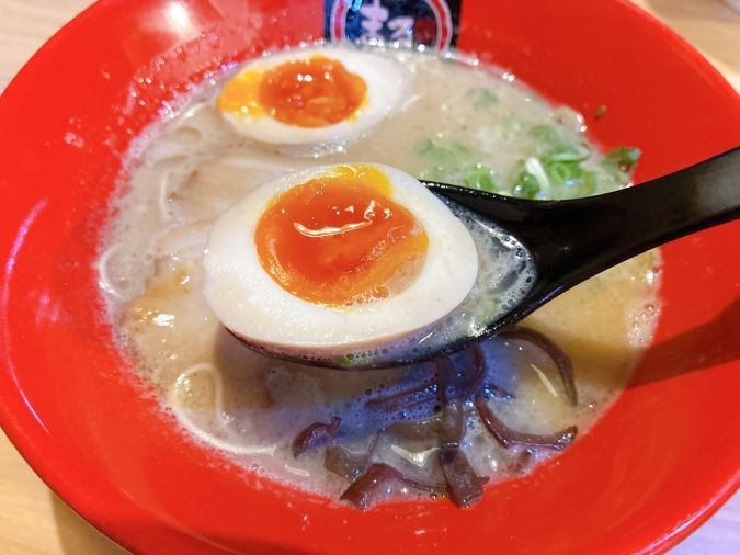 黒豚とんこつラーメン まるしん 行橋本店 味玉ラー麺