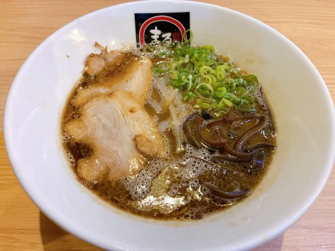 黒豚とんこつラーメン まるしん 行橋本店 黒まるラー麺