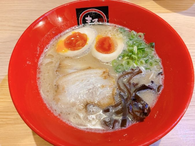 黒豚とんこつラーメン まるしん 行橋本店 味玉ラー麺