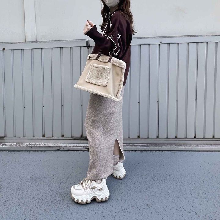 画像: スリット入りで動きやすく女性らしいシルエット