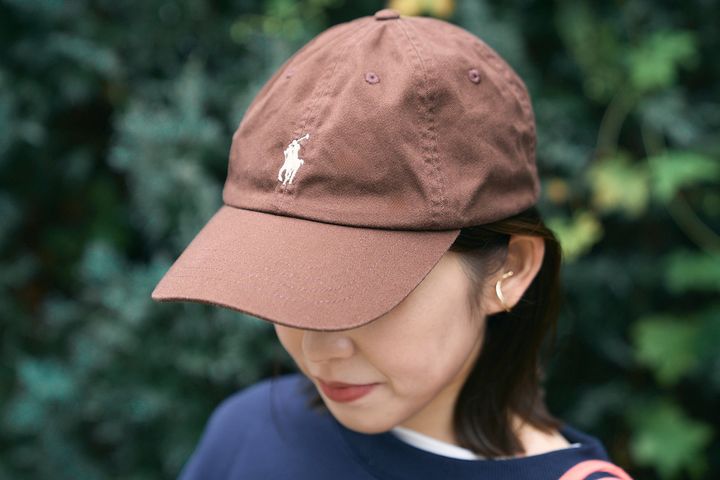 チェック柄、カチューシャ、トートバッグ……、マンネリしがちなベーシックカラーの装いに小物でアクセントをプラス！【ファッジウィークエンド ファッションスナップ】