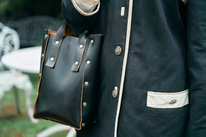 チェック柄、カチューシャ、トートバッグ……、マンネリしがちなベーシックカラーの装いに小物でアクセントをプラス！【ファッジウィークエンド ファッションスナップ】