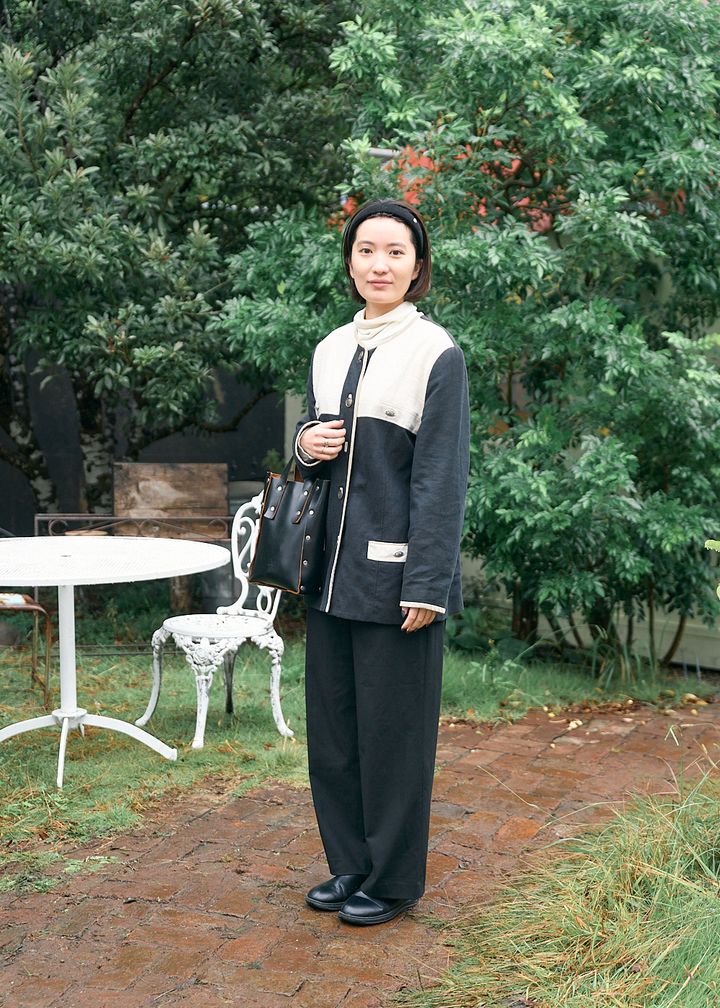 チェック柄、カチューシャ、トートバッグ……、マンネリしがちなベーシックカラーの装いに小物でアクセントをプラス！【ファッジウィークエンド ファッションスナップ】