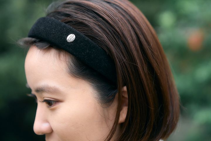 チェック柄、カチューシャ、トートバッグ……、マンネリしがちなベーシックカラーの装いに小物でアクセントをプラス！【ファッジウィークエンド ファッションスナップ】