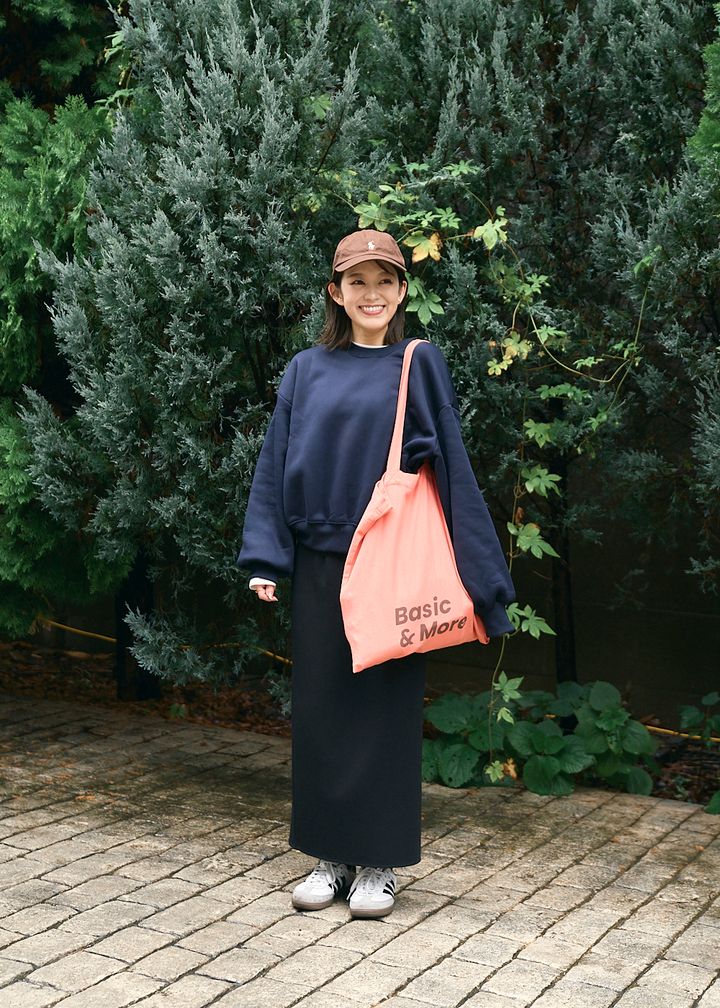 チェック柄、カチューシャ、トートバッグ……、マンネリしがちなベーシックカラーの装いに小物でアクセントをプラス！【ファッジウィークエンド ファッションスナップ】