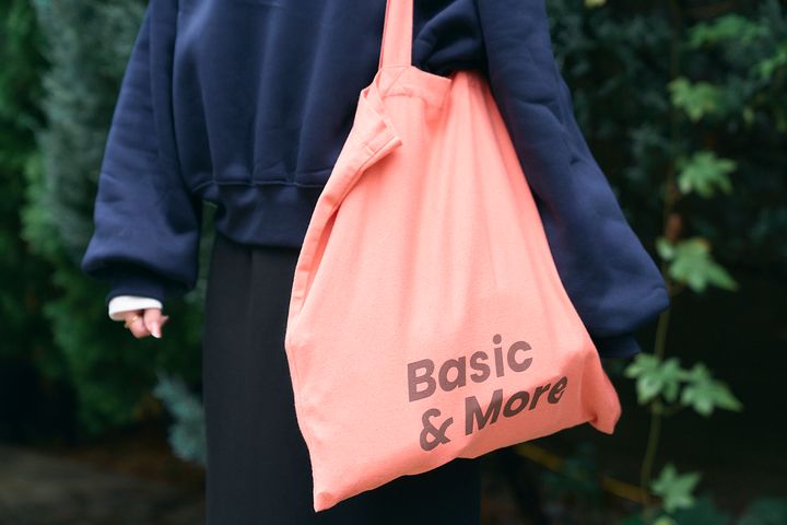 チェック柄、カチューシャ、トートバッグ……、マンネリしがちなベーシックカラーの装いに小物でアクセントをプラス！【ファッジウィークエンド ファッションスナップ】