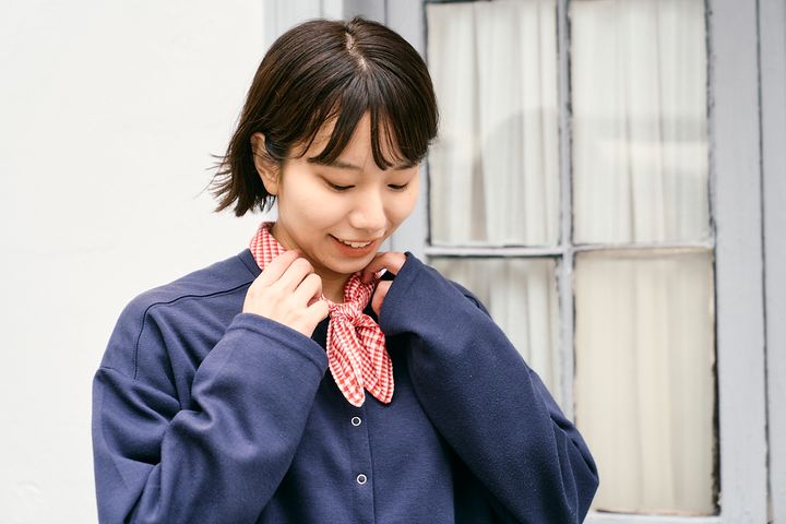 チェック柄、カチューシャ、トートバッグ……、マンネリしがちなベーシックカラーの装いに小物でアクセントをプラス！【ファッジウィークエンド ファッションスナップ】