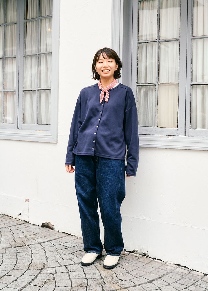 チェック柄、カチューシャ、トートバッグ……、マンネリしがちなベーシックカラーの装いに小物でアクセントをプラス！【ファッジウィークエンド ファッションスナップ】