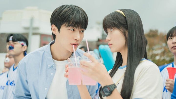 “推し”を悲劇から守るためにタイムスリップ！『ソンジェ背負って走れ』U-NEXTで独占配信中。© CJ ENM Studios Co., Ltd.