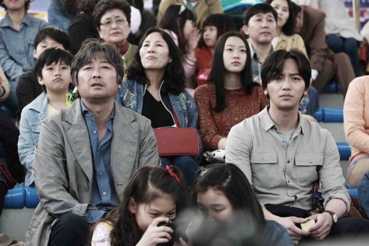 現在の自分をキム・ユンソク、若い自分をピョン・ヨハンが二人一役で演じる。『あなた、そこにいてくれますか』© 2018 LOTTE ENTERTAINMENT All Rights Reserved.