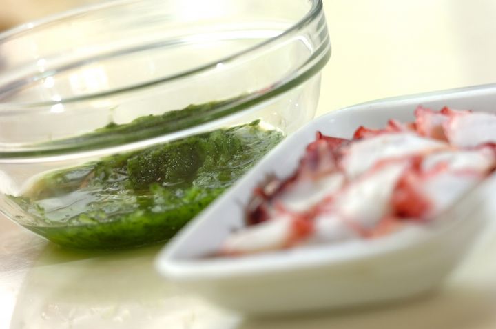 タコのおろしキュウリ和えの下準備1