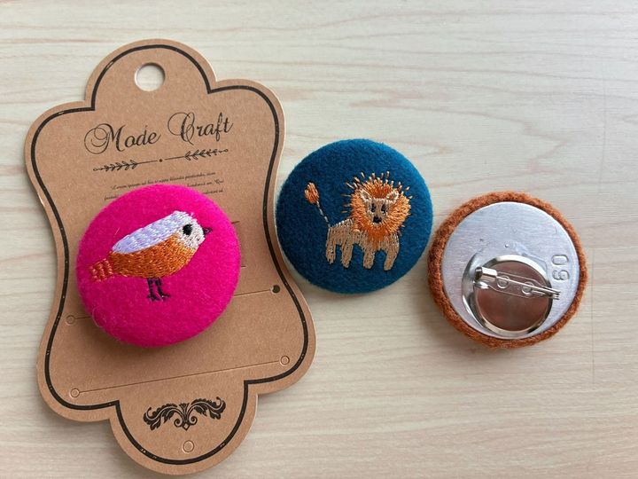 刺繍が可愛い〜100均で見つけたボタンのバッジ