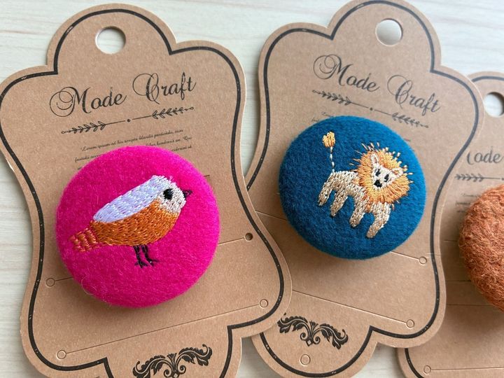 刺繍が可愛い〜100均で見つけたボタンのバッジ