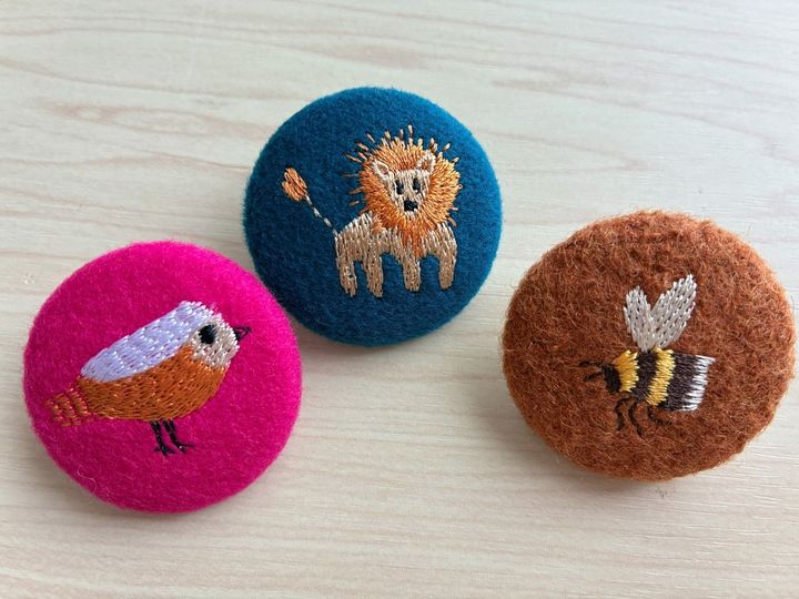 刺繍が可愛い〜100均で見つけたボタンのバッジ