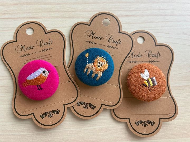 刺繍が可愛い〜100均で見つけたボタンのバッジ