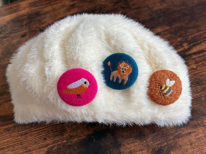 刺繍が可愛い〜100均で見つけたボタンのバッジ