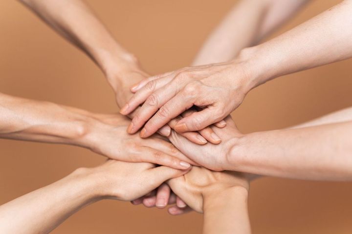 何人かの人々が手を組む場面