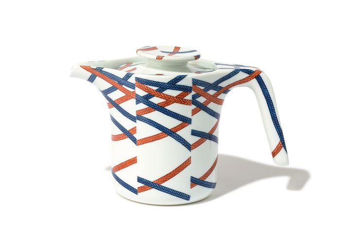 優美な組紐文様が目を引く鍋島焼のティーポット