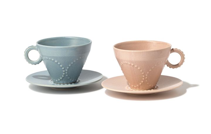 レリーフのように浮き立つアイコニックなモチーフが印象的