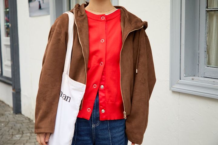 気分も色づく鮮やかな「赤」に釘付け！主役色を引き立てる秋のバランスコーデ【ファッジウィークエンド ファッションスナップ】