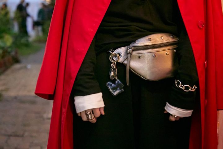 気分も色づく鮮やかな「赤」に釘付け！主役色を引き立てる秋のバランスコーデ【ファッジウィークエンド ファッションスナップ】