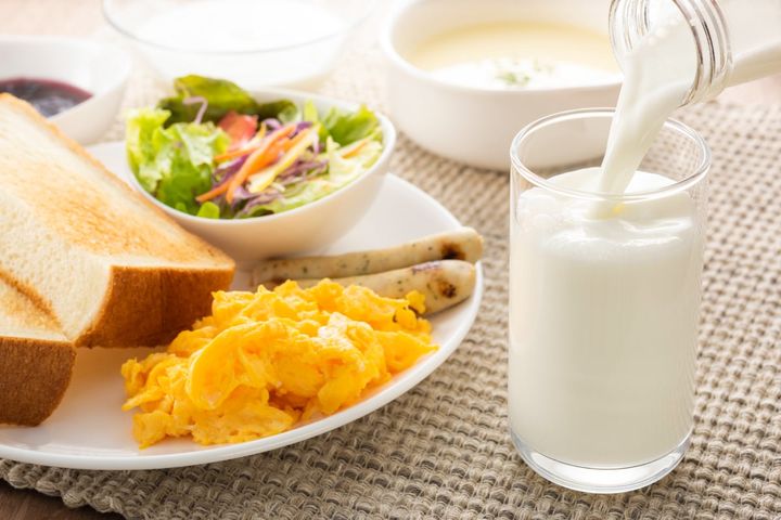 牛乳を飲む時間帯によって、効能にどのような違いがある？