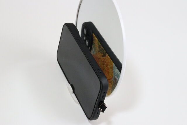 ダイソーのスマホが立てかけられるミラー ラウンドの使用イメージ