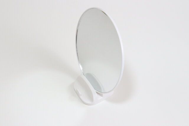 ダイソーのスマホが立てかけられるミラー ラウンドのデザイン