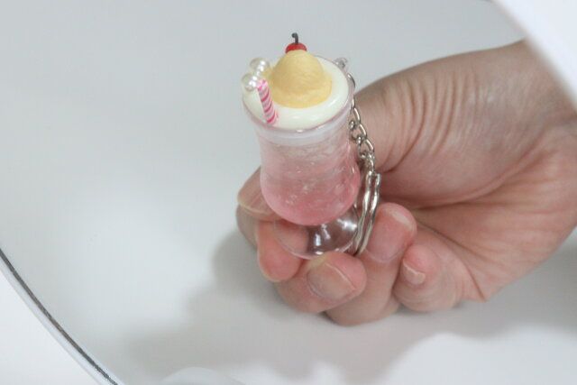 ダイソーのスマホが立てかけられるミラー ラウンドのミラーの映り