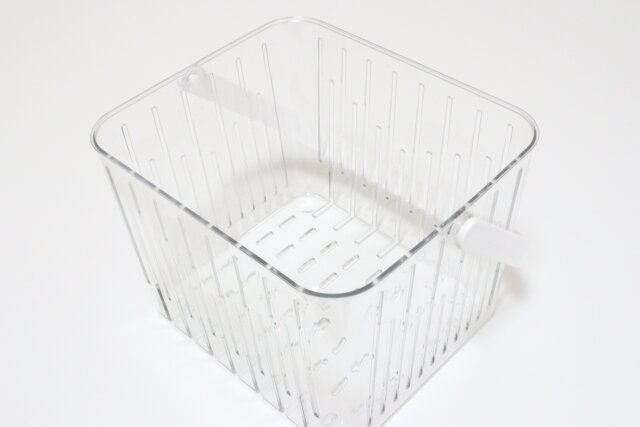 ダイソーのハンドル付バスケットの白