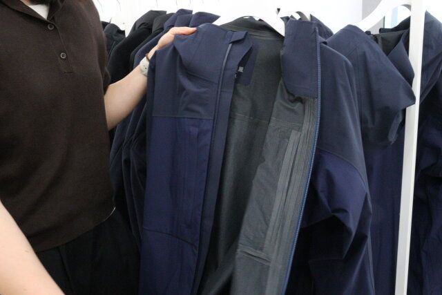 ユニクロのブロックテックパーカバイカラー2