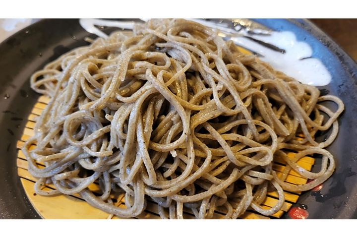 そば殻を含む「挽きぐるみ」と呼ばれるそば粉を使う「田舎そば」。太めで黒っぽい見た目、そばの風味と香りが強い野趣あふれる素朴なそばです。
