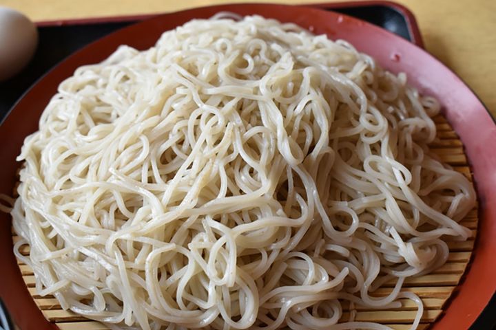 そばの実の中心部分からとれる一番粉（更科粉）を使う「更科そば」。美しい白さ、のどごしがのなめらかさ、上品な味わいが特徴。