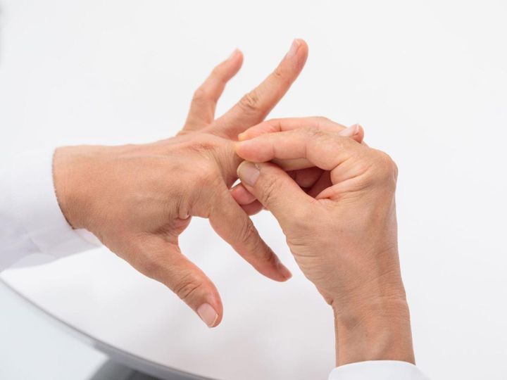 そのまま指先から根元にむけてすべらせてみてください。和泉さんの手でも試してみましょう。