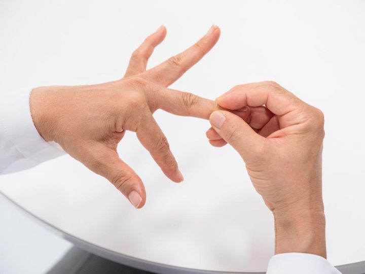 まず、指の腹側に逆の手の薬指を添えます。指の左右を親指と中指で、上を人差し指で軽く押さえて、指の四方を逆の手の指で包みます。