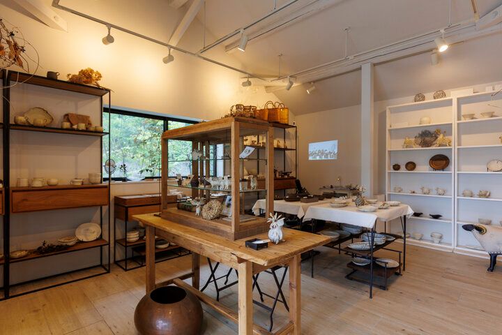 信楽のアトリエ＆ギャラリー「もうひとつの器のしごと」へ、日々に寄り添ううつわを探しに