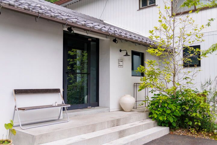 信楽のアトリエ＆ギャラリー「もうひとつの器のしごと」へ、日々に寄り添ううつわを探しに