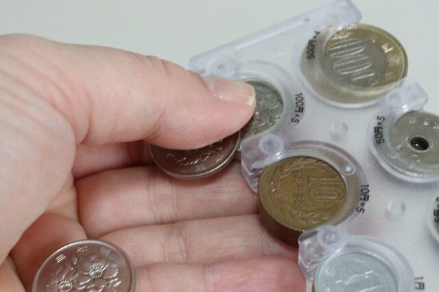 キャンドゥの一枚ずつ取れるカード型コインホルダー