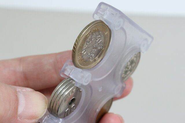 キャンドゥの小銭が固定されるカード型コインホルダー