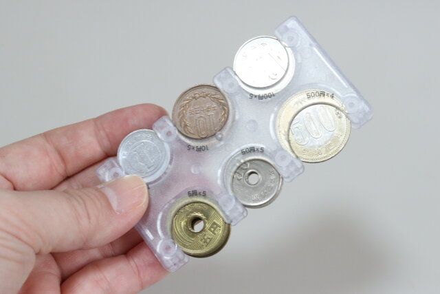 キャンドゥの小銭が整理できるカード型コインホルダー