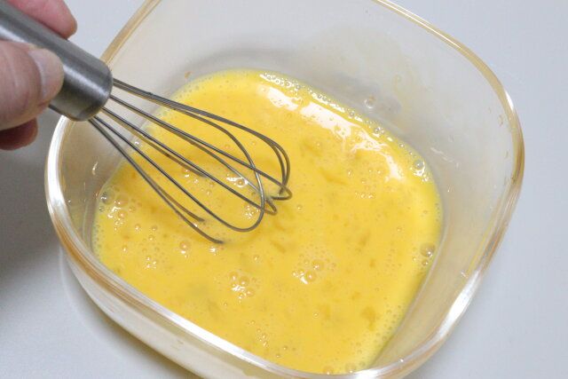 ダイソー ミニ泡立て器 卵液