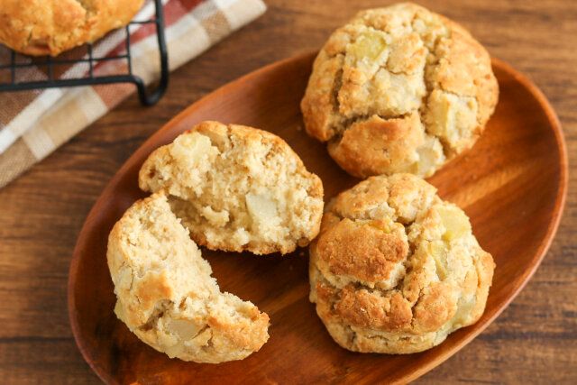 米粉のりんごスコーン 半分に割る