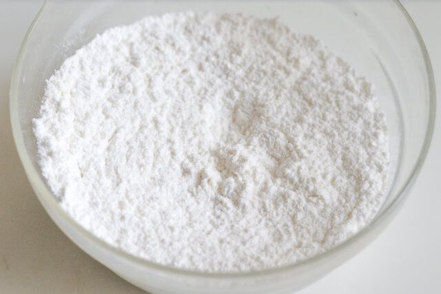 ボウルに米粉、アーモンドプードル、片栗粉、砂糖、ベーキングパウダー、塩を入れて、泡立て器でぐるぐる混ぜ合わせる。