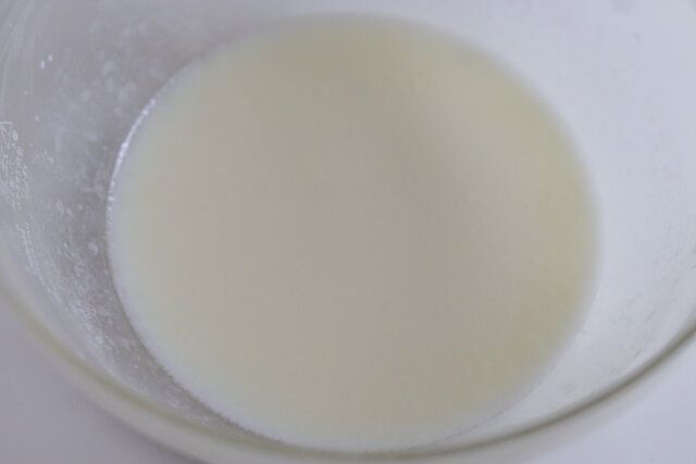ボウルに米油、牛乳を入れ、泡立て器でよく混ぜ合わせる。