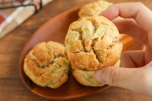 米粉のりんごスコーンをつまむ