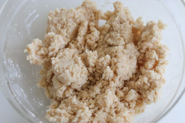 ④のボウルに➂を加えて、ゴムベラで混ぜ合わせる。