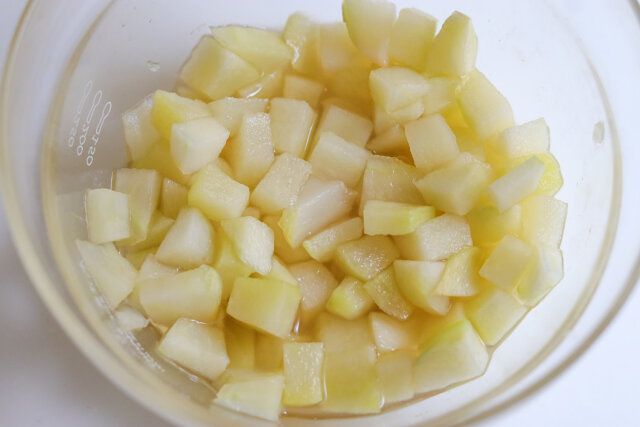 耐熱容器にりんご、メープルシロップ、シナモンパウダーを入れ、レンジ600Wで2分加熱する。