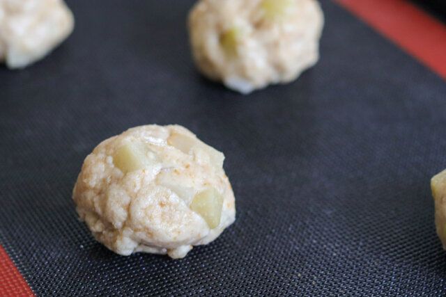 8分割して丸め、クッキングシートを敷いた天板にのせる。