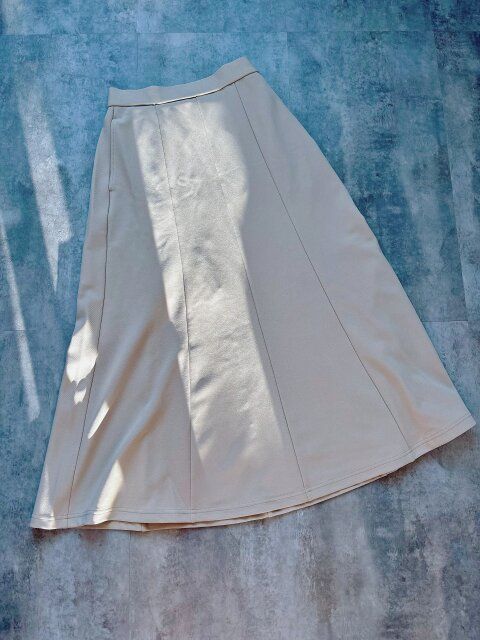 上品な落ち感と光沢が、カジュアルながらもきれいめな印象