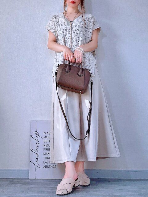 素材と色で魅せる！ナチュラルワントーンコーデ